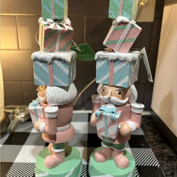 Pastel Christmas gift box top nutcracker set of two - Picture 2 of 3
